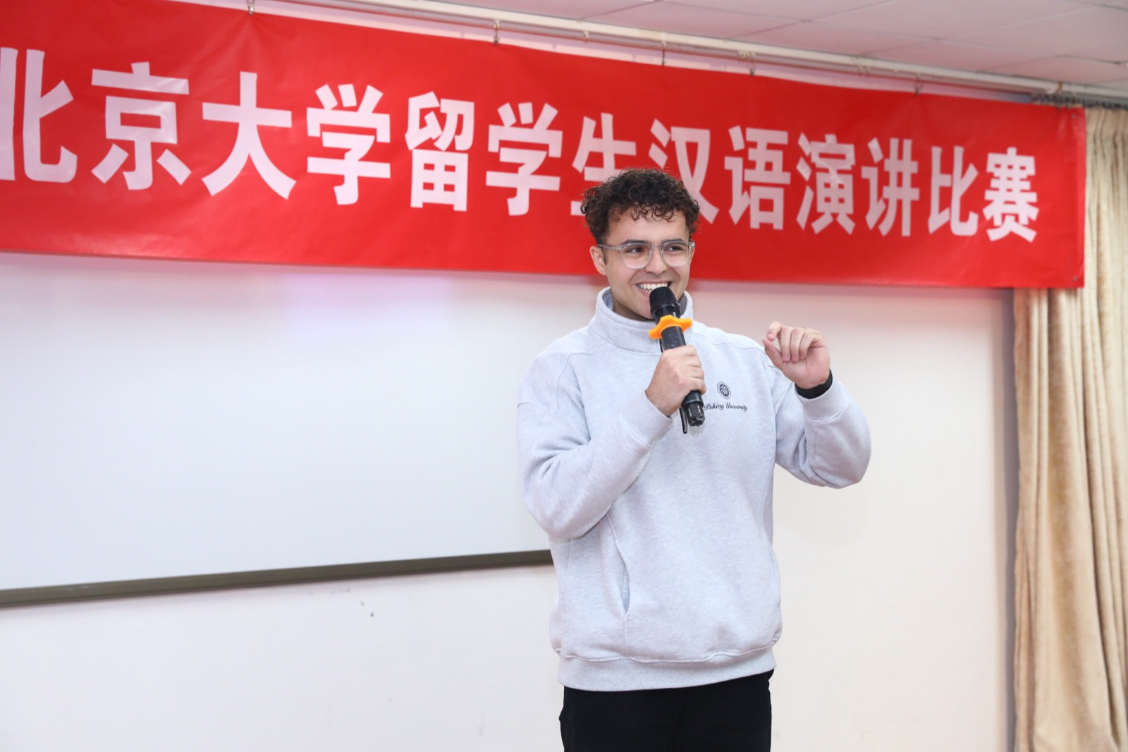 Jonathan giving a speech in Mandarin at the Peking University speech contest